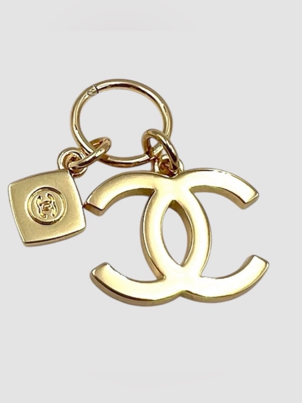 CHANEL GOLD TONE METAL PENDENT BAG CHARM